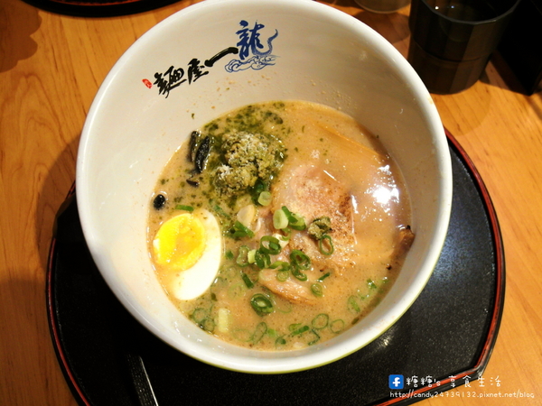 麵屋一龍拉麵專門店:〖台中│美食〗麵屋一龍拉麵專門店 ❤ 獨家青醬拉麵,湯頭濃郁不衝突,還有多汁鮮嫩的唐揚雞腿塊,讓你吮指回味,一吃就愛上他!!