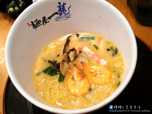 麵屋一龍拉麵專門店:〖台中│美食〗麵屋一龍拉麵專門店 ❤ 獨家青醬拉麵,湯頭濃郁不衝突,還有多汁鮮嫩的唐揚雞腿塊,讓你吮指回味,一吃就愛上他!!