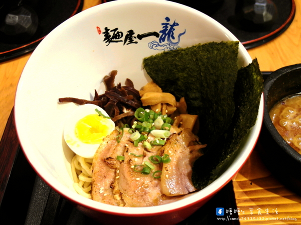 麵屋一龍拉麵專門店:〖台中│美食〗麵屋一龍拉麵專門店 ❤ 獨家青醬拉麵,湯頭濃郁不衝突,還有多汁鮮嫩的唐揚雞腿塊,讓你吮指回味,一吃就愛上他!!