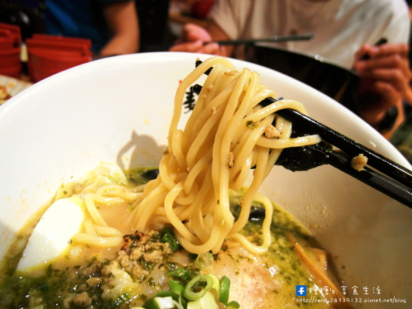 麵屋一龍拉麵專門店:〖台中│美食〗麵屋一龍拉麵專門店 ❤ 獨家青醬拉麵,湯頭濃郁不衝突,還有多汁鮮嫩的唐揚雞腿塊,讓你吮指回味,一吃就愛上他!!