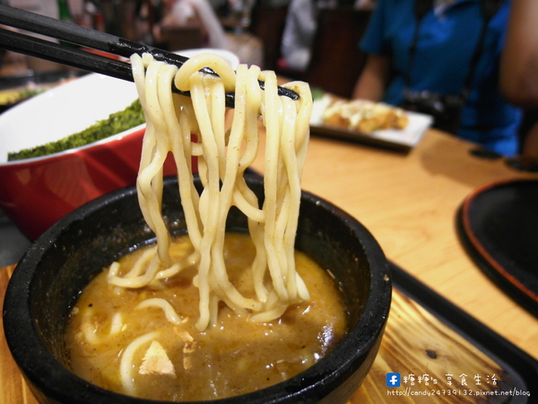 麵屋一龍拉麵專門店:〖台中│美食〗麵屋一龍拉麵專門店 ❤ 獨家青醬拉麵,湯頭濃郁不衝突,還有多汁鮮嫩的唐揚雞腿塊,讓你吮指回味,一吃就愛上他!!