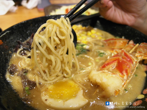 麵屋一龍拉麵專門店:〖台中│美食〗麵屋一龍拉麵專門店 ❤ 獨家青醬拉麵,湯頭濃郁不衝突,還有多汁鮮嫩的唐揚雞腿塊,讓你吮指回味,一吃就愛上他!!