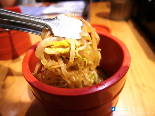 麵屋一龍拉麵專門店:〖台中│美食〗麵屋一龍拉麵專門店 ❤ 獨家青醬拉麵,湯頭濃郁不衝突,還有多汁鮮嫩的唐揚雞腿塊,讓你吮指回味,一吃就愛上他!!