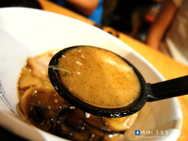 麵屋一龍拉麵專門店:〖台中│美食〗麵屋一龍拉麵專門店 ❤ 獨家青醬拉麵,湯頭濃郁不衝突,還有多汁鮮嫩的唐揚雞腿塊,讓你吮指回味,一吃就愛上他!!