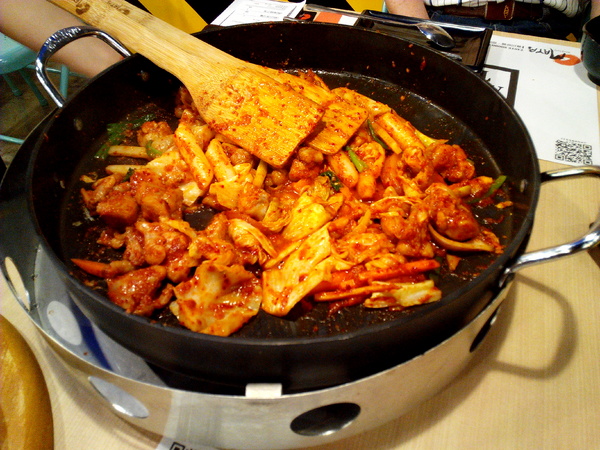 OMAYA春川炒雞(台南東門店)：☆口碑券No.7☆【臺南Ω東區】Omaya春川炒雞（東門店）。享用厚切牛排與辣炒雞排共譜的美味，再來杯萌萌棉花糖泡泡飲