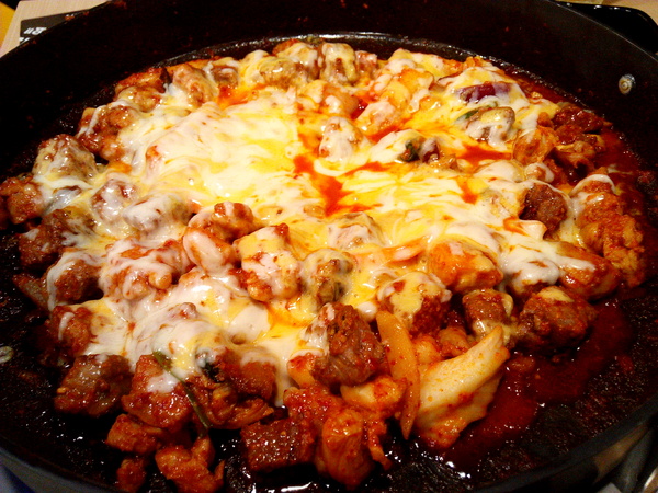 OMAYA春川炒雞(台南東門店)：☆口碑券No.7☆【臺南Ω東區】Omaya春川炒雞（東門店）。享用厚切牛排與辣炒雞排共譜的美味，再來杯萌萌棉花糖泡泡飲