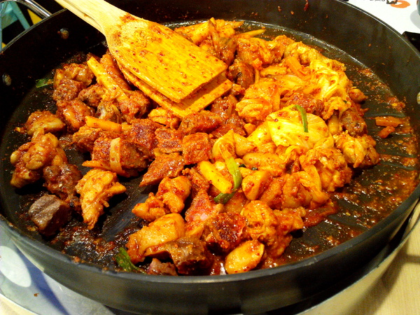 OMAYA春川炒雞(台南東門店)：☆口碑券No.7☆【臺南Ω東區】Omaya春川炒雞（東門店）。享用厚切牛排與辣炒雞排共譜的美味，再來杯萌萌棉花糖泡泡飲