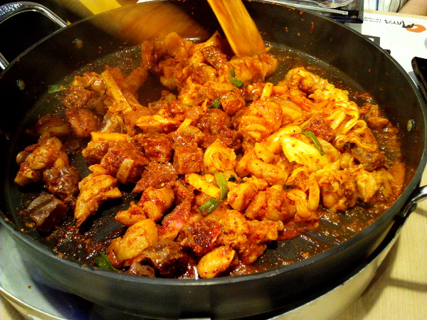 OMAYA春川炒雞(台南東門店)：☆口碑券No.7☆【臺南Ω東區】Omaya春川炒雞（東門店）。享用厚切牛排與辣炒雞排共譜的美味，再來杯萌萌棉花糖泡泡飲