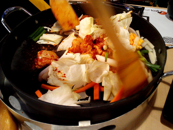 OMAYA春川炒雞(台南東門店)：☆口碑券No.7☆【臺南Ω東區】Omaya春川炒雞（東門店）。享用厚切牛排與辣炒雞排共譜的美味，再來杯萌萌棉花糖泡泡飲