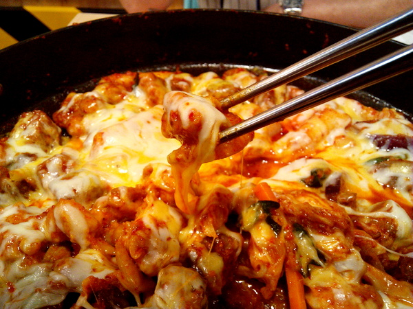 OMAYA春川炒雞(台南東門店)：☆口碑券No.7☆【臺南Ω東區】Omaya春川炒雞（東門店）。享用厚切牛排與辣炒雞排共譜的美味，再來杯萌萌棉花糖泡泡飲