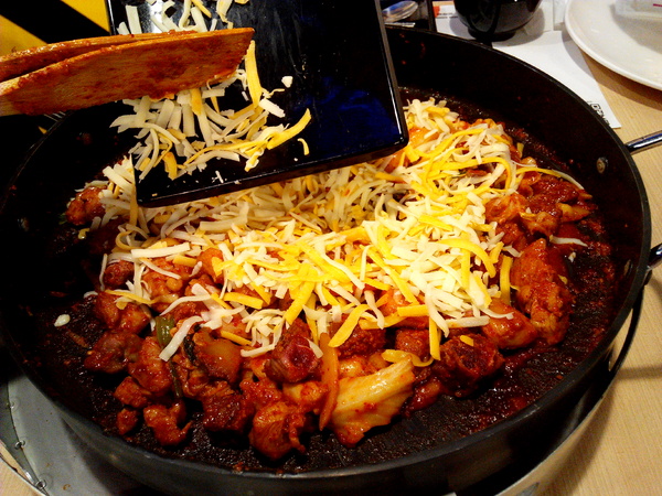 OMAYA春川炒雞(台南東門店)：☆口碑券No.7☆【臺南Ω東區】Omaya春川炒雞（東門店）。享用厚切牛排與辣炒雞排共譜的美味，再來杯萌萌棉花糖泡泡飲