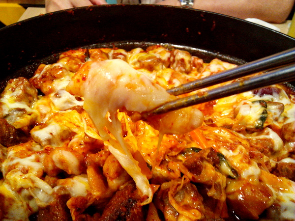 OMAYA春川炒雞(台南東門店)：☆口碑券No.7☆【臺南Ω東區】Omaya春川炒雞（東門店）。享用厚切牛排與辣炒雞排共譜的美味，再來杯萌萌棉花糖泡泡飲