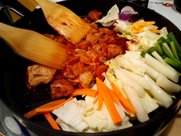 OMAYA春川炒雞(台南東門店)：☆口碑券No.7☆【臺南Ω東區】Omaya春川炒雞（東門店）。享用厚切牛排與辣炒雞排共譜的美味，再來杯萌萌棉花糖泡泡飲