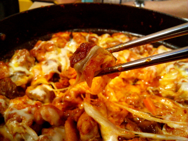 OMAYA春川炒雞(台南東門店)：☆口碑券No.7☆【臺南Ω東區】Omaya春川炒雞（東門店）。享用厚切牛排與辣炒雞排共譜的美味，再來杯萌萌棉花糖泡泡飲