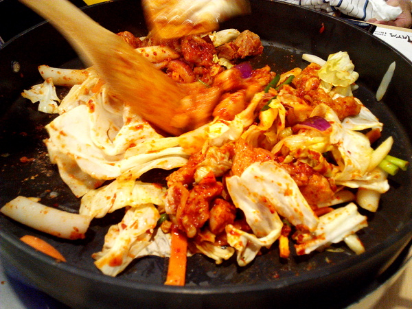 OMAYA春川炒雞(台南東門店)：☆口碑券No.7☆【臺南Ω東區】Omaya春川炒雞（東門店）。享用厚切牛排與辣炒雞排共譜的美味，再來杯萌萌棉花糖泡泡飲