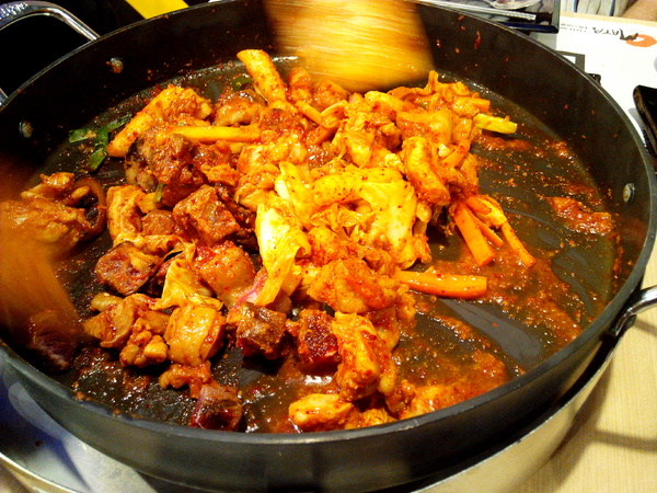 OMAYA春川炒雞(台南東門店)：☆口碑券No.7☆【臺南Ω東區】Omaya春川炒雞（東門店）。享用厚切牛排與辣炒雞排共譜的美味，再來杯萌萌棉花糖泡泡飲