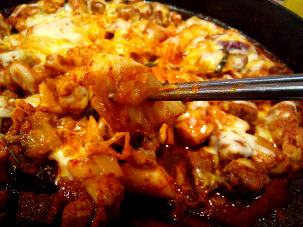 OMAYA春川炒雞(台南東門店)：☆口碑券No.7☆【臺南Ω東區】Omaya春川炒雞（東門店）。享用厚切牛排與辣炒雞排共譜的美味，再來杯萌萌棉花糖泡泡飲