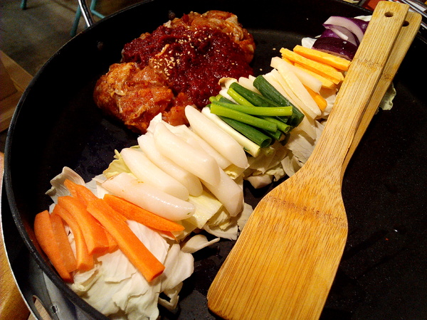 OMAYA春川炒雞(台南東門店)：☆口碑券No.7☆【臺南Ω東區】Omaya春川炒雞（東門店）。享用厚切牛排與辣炒雞排共譜的美味，再來杯萌萌棉花糖泡泡飲