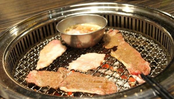 燒肉眾雙和板南店(雙和板南店):(新北。中和區美食) 『燒肉眾-雙和板南店』燒烤吃到飽。三種消費方案,任你挑,保證讓你吃飽飽,肚飽眼皮鬆! 好吃好睡好幸福~