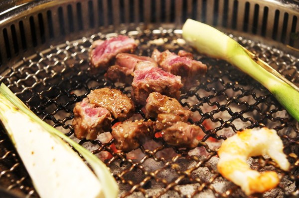 燒肉眾雙和板南店(雙和板南店):(新北。中和區美食) 『燒肉眾-雙和板南店』燒烤吃到飽。三種消費方案,任你挑,保證讓你吃飽飽,肚飽眼皮鬆! 好吃好睡好幸福~