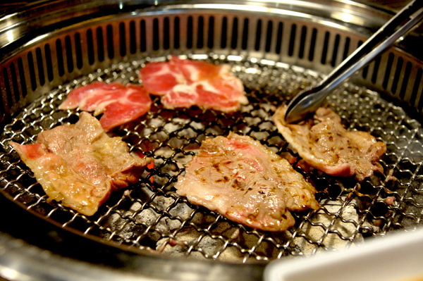 燒肉眾雙和板南店(雙和板南店):(新北。中和區美食) 『燒肉眾-雙和板南店』燒烤吃到飽。三種消費方案,任你挑,保證讓你吃飽飽,肚飽眼皮鬆! 好吃好睡好幸福~