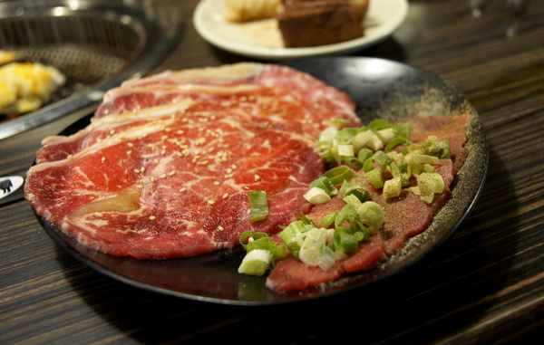 燒肉眾雙和板南店(雙和板南店):(新北。中和區美食) 『燒肉眾-雙和板南店』燒烤吃到飽。三種消費方案,任你挑,保證讓你吃飽飽,肚飽眼皮鬆! 好吃好睡好幸福~