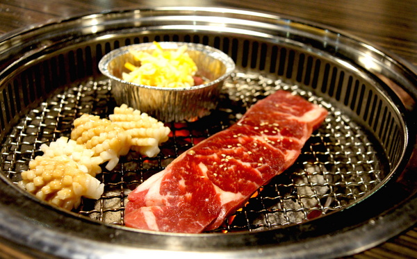 燒肉眾雙和板南店(雙和板南店):(新北。中和區美食) 『燒肉眾-雙和板南店』燒烤吃到飽。三種消費方案,任你挑,保證讓你吃飽飽,肚飽眼皮鬆! 好吃好睡好幸福~