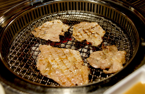 燒肉眾雙和板南店(雙和板南店):(新北。中和區美食) 『燒肉眾-雙和板南店』燒烤吃到飽。三種消費方案,任你挑,保證讓你吃飽飽,肚飽眼皮鬆! 好吃好睡好幸福~