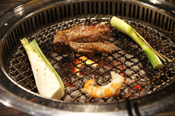 燒肉眾雙和板南店(雙和板南店):(新北。中和區美食) 『燒肉眾-雙和板南店』燒烤吃到飽。三種消費方案,任你挑,保證讓你吃飽飽,肚飽眼皮鬆! 好吃好睡好幸福~