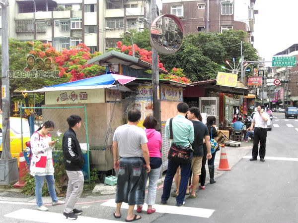 三角舖01-還沒營業就出現排隊人潮