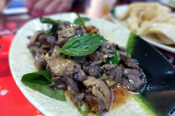 天橋下鵝肉專賣店:(胖樺食記)永和必吃平價小吃「天橋下鵝肉專賣店」,超級好吃的煙燻鵝肉還有各種讓人驚豔的小菜