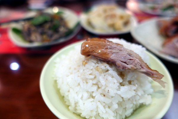 天橋下鵝肉專賣店:(胖樺食記)永和必吃平價小吃「天橋下鵝肉專賣店」,超級好吃的煙燻鵝肉還有各種讓人驚豔的小菜