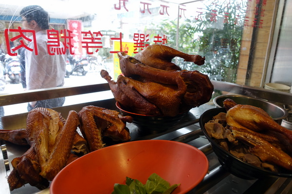 天橋下鵝肉專賣店:(胖樺食記)永和必吃平價小吃「天橋下鵝肉專賣店」,超級好吃的煙燻鵝肉還有各種讓人驚豔的小菜