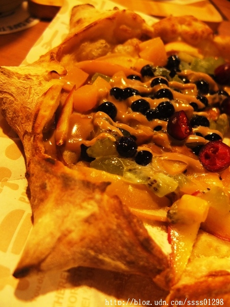 堤諾比薩 Tino's Pizza Café(高雄草衙道店)：【愛評口碑券】堤諾比薩Tino's Pizza/Cafe(高雄草衙道店)。珍奶加比薩的獨特滋味 餅皮一流 義式創意比薩驚奇必吃