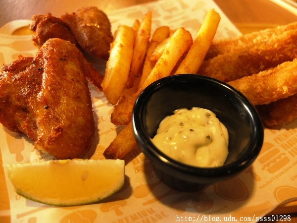 堤諾比薩 Tino's Pizza Café(高雄草衙道店)：【愛評口碑券】堤諾比薩Tino's Pizza/Cafe(高雄草衙道店)。珍奶加比薩的獨特滋味 餅皮一流 義式創意比薩驚奇必吃