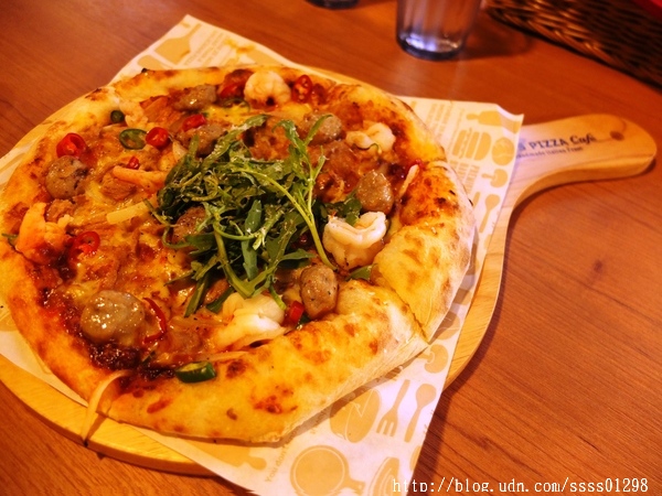 堤諾比薩 Tino's Pizza Café(高雄草衙道店)：【愛評口碑券】堤諾比薩Tino's Pizza/Cafe(高雄草衙道店)。珍奶加比薩的獨特滋味 餅皮一流 義式創意比薩驚奇必吃