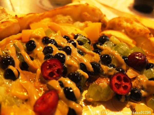 堤諾比薩 Tino's Pizza Café(高雄草衙道店)：【愛評口碑券】堤諾比薩Tino's Pizza/Cafe(高雄草衙道店)。珍奶加比薩的獨特滋味 餅皮一流 義式創意比薩驚奇必吃