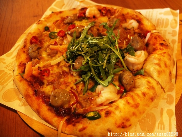 堤諾比薩 Tino's Pizza Café(高雄草衙道店)：【愛評口碑券】堤諾比薩Tino's Pizza/Cafe(高雄草衙道店)。珍奶加比薩的獨特滋味 餅皮一流 義式創意比薩驚奇必吃