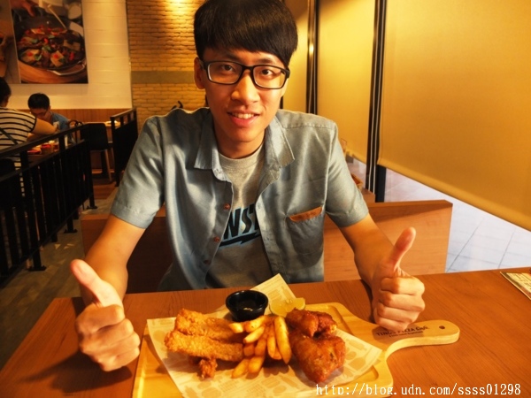 堤諾比薩 Tino's Pizza Café(高雄草衙道店)：【愛評口碑券】堤諾比薩Tino's Pizza/Cafe(高雄草衙道店)。珍奶加比薩的獨特滋味 餅皮一流 義式創意比薩驚奇必吃