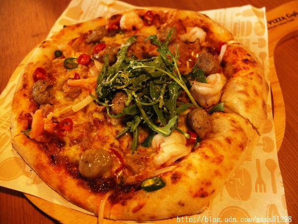 堤諾比薩 Tino's Pizza Café(高雄草衙道店)：【愛評口碑券】堤諾比薩Tino's Pizza/Cafe(高雄草衙道店)。珍奶加比薩的獨特滋味 餅皮一流 義式創意比薩驚奇必吃