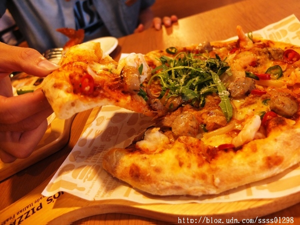 堤諾比薩 Tino's Pizza Café(高雄草衙道店)：【愛評口碑券】堤諾比薩Tino's Pizza/Cafe(高雄草衙道店)。珍奶加比薩的獨特滋味 餅皮一流 義式創意比薩驚奇必吃