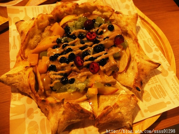 堤諾比薩 Tino's Pizza Café(高雄草衙道店)：【愛評口碑券】堤諾比薩Tino's Pizza/Cafe(高雄草衙道店)。珍奶加比薩的獨特滋味 餅皮一流 義式創意比薩驚奇必吃