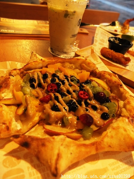 堤諾比薩 Tino's Pizza Café(高雄草衙道店)：【愛評口碑券】堤諾比薩Tino's Pizza/Cafe(高雄草衙道店)。珍奶加比薩的獨特滋味 餅皮一流 義式創意比薩驚奇必吃