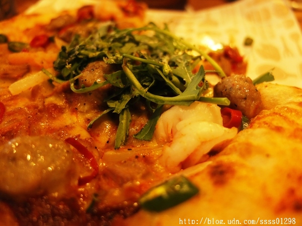 堤諾比薩 Tino's Pizza Café(高雄草衙道店)：【愛評口碑券】堤諾比薩Tino's Pizza/Cafe(高雄草衙道店)。珍奶加比薩的獨特滋味 餅皮一流 義式創意比薩驚奇必吃