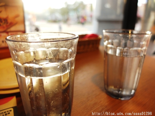 堤諾比薩 Tino's Pizza Café(高雄草衙道店)：【愛評口碑券】堤諾比薩Tino's Pizza/Cafe(高雄草衙道店)。珍奶加比薩的獨特滋味 餅皮一流 義式創意比薩驚奇必吃