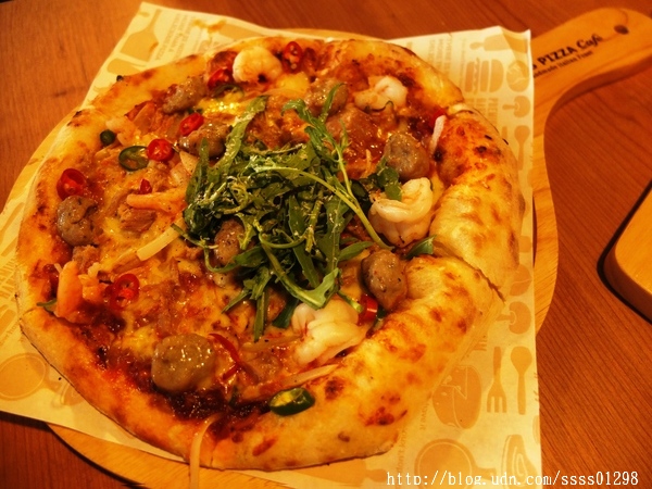 堤諾比薩 Tino's Pizza Café(高雄草衙道店)：【愛評口碑券】堤諾比薩Tino's Pizza/Cafe(高雄草衙道店)。珍奶加比薩的獨特滋味 餅皮一流 義式創意比薩驚奇必吃