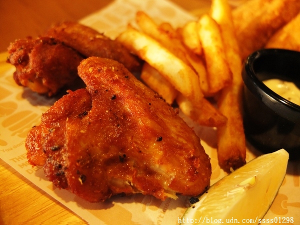 堤諾比薩 Tino's Pizza Café(高雄草衙道店)：【愛評口碑券】堤諾比薩Tino's Pizza/Cafe(高雄草衙道店)。珍奶加比薩的獨特滋味 餅皮一流 義式創意比薩驚奇必吃