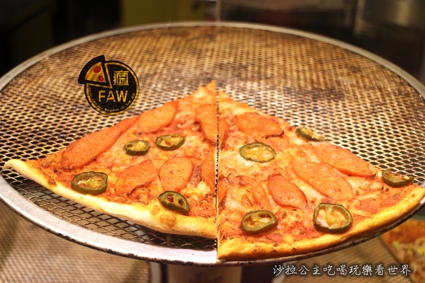 FAW瘋玩：東區批薩『FAW瘋玩』外帶/單片35元起/捷運忠孝敦化平價美食