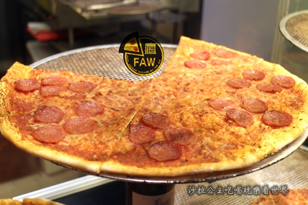 FAW瘋玩：東區批薩『FAW瘋玩』外帶/單片35元起/捷運忠孝敦化平價美食