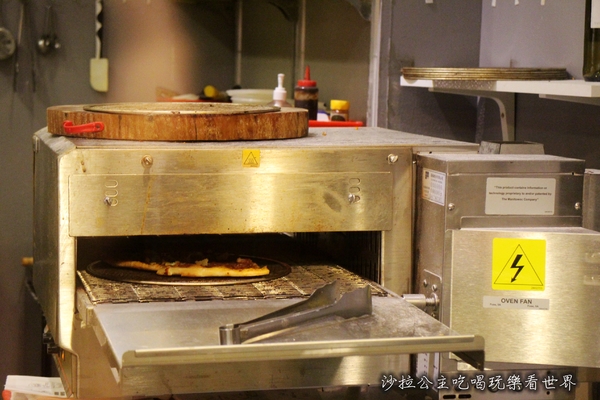 FAW瘋玩：東區批薩『FAW瘋玩』外帶/單片35元起/捷運忠孝敦化平價美食